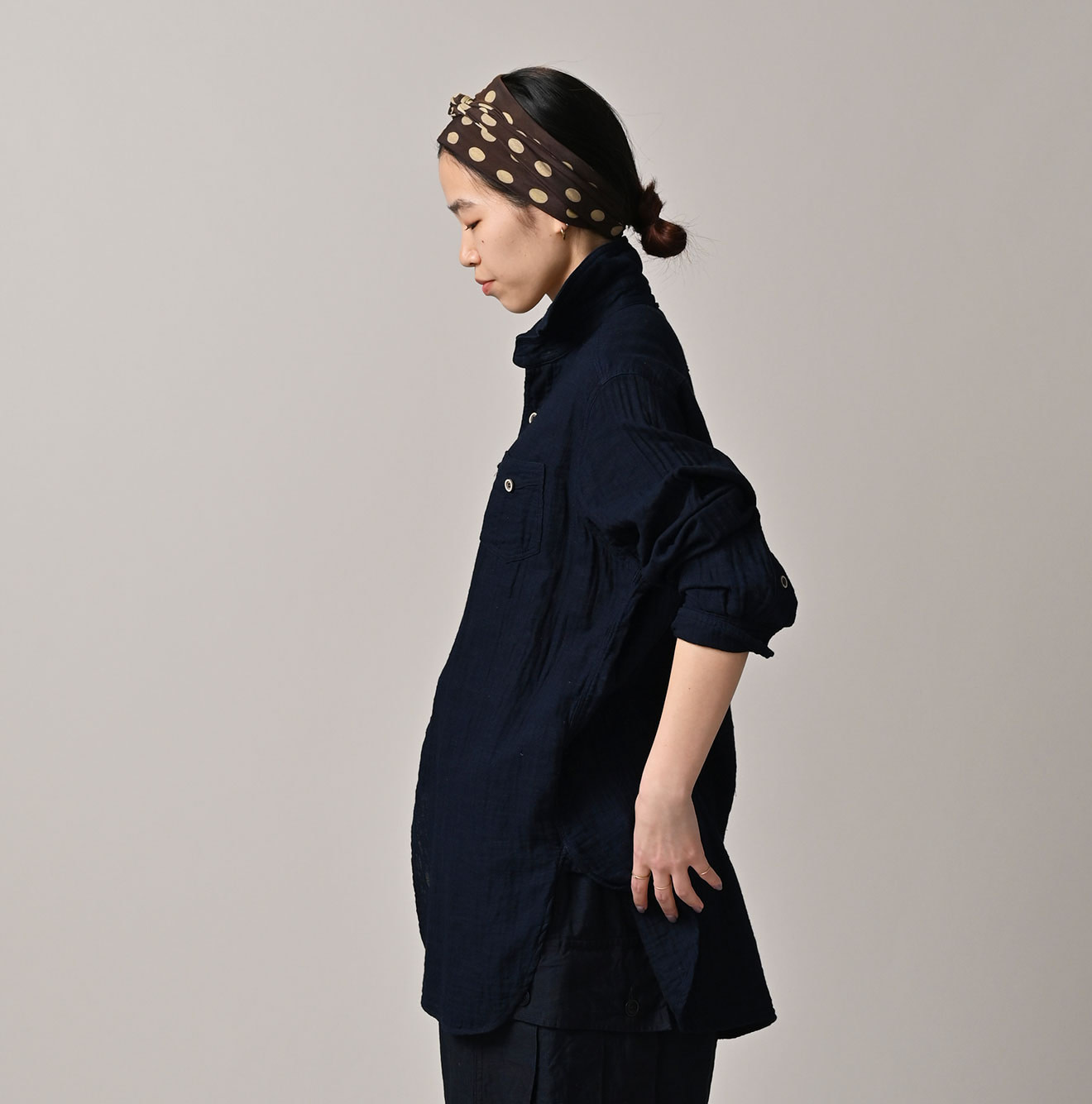 Indigo Gauze Double Woven 908 Gatcha-Pocket Shirt Female Model