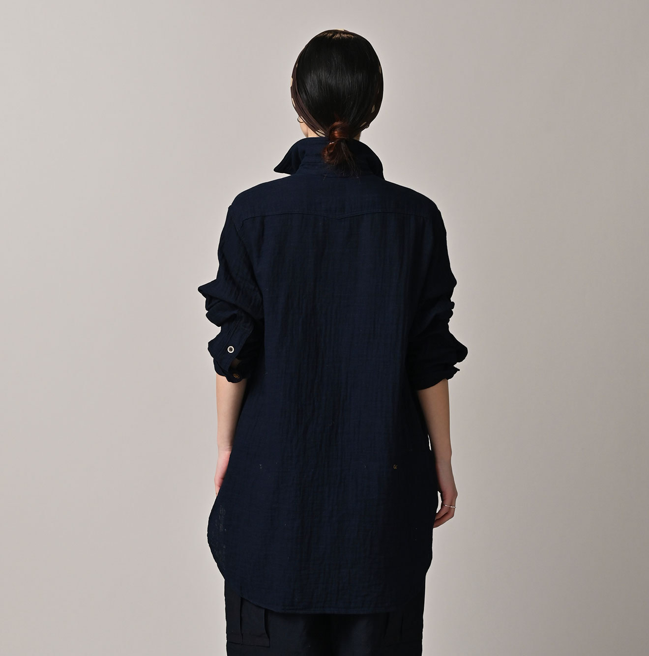 Indigo Gauze Double Woven 908 Gatcha-Pocket Shirt Female Model