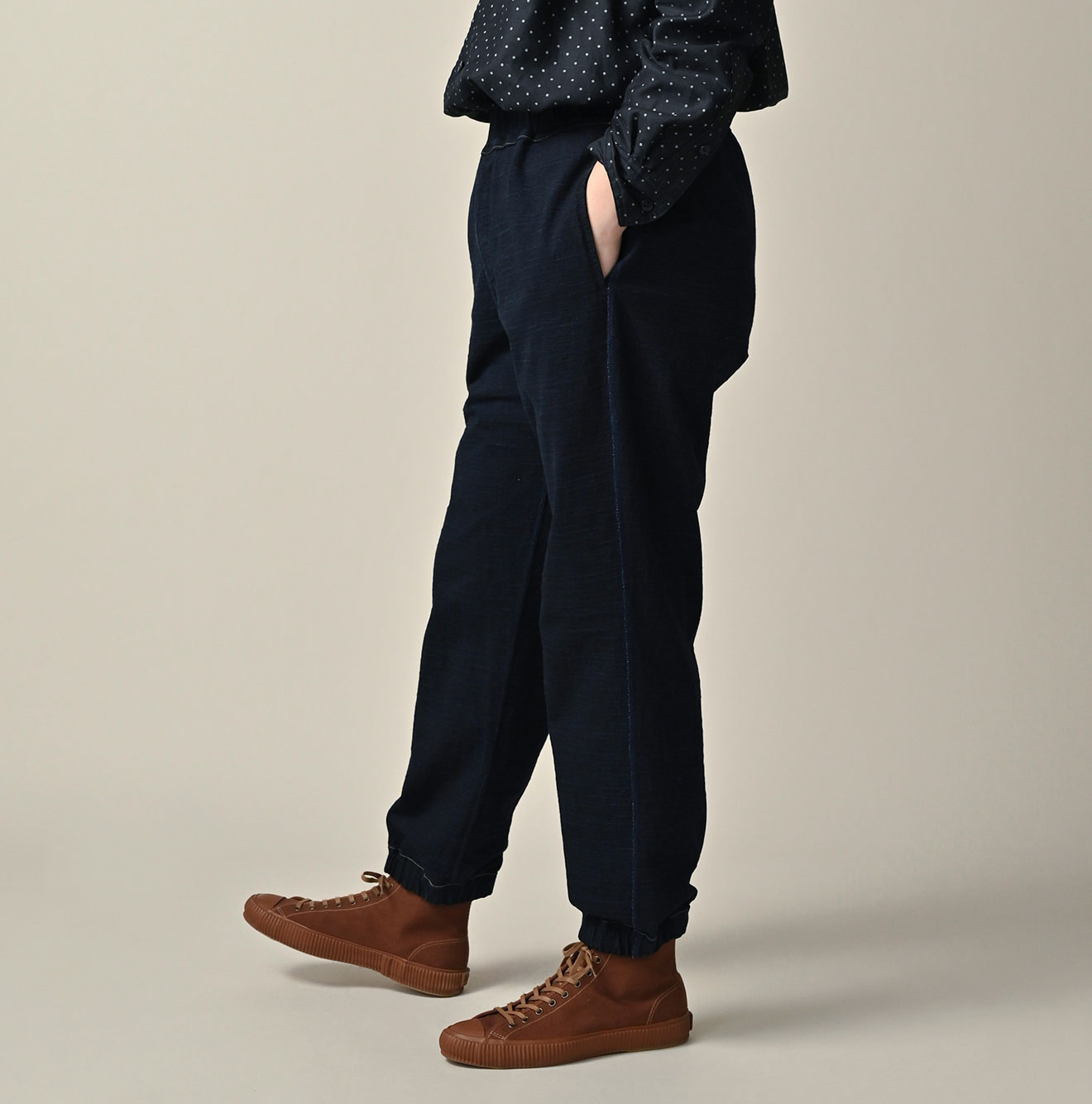 Indigo Dekoboko Tenjiku 908 Pants Female Model