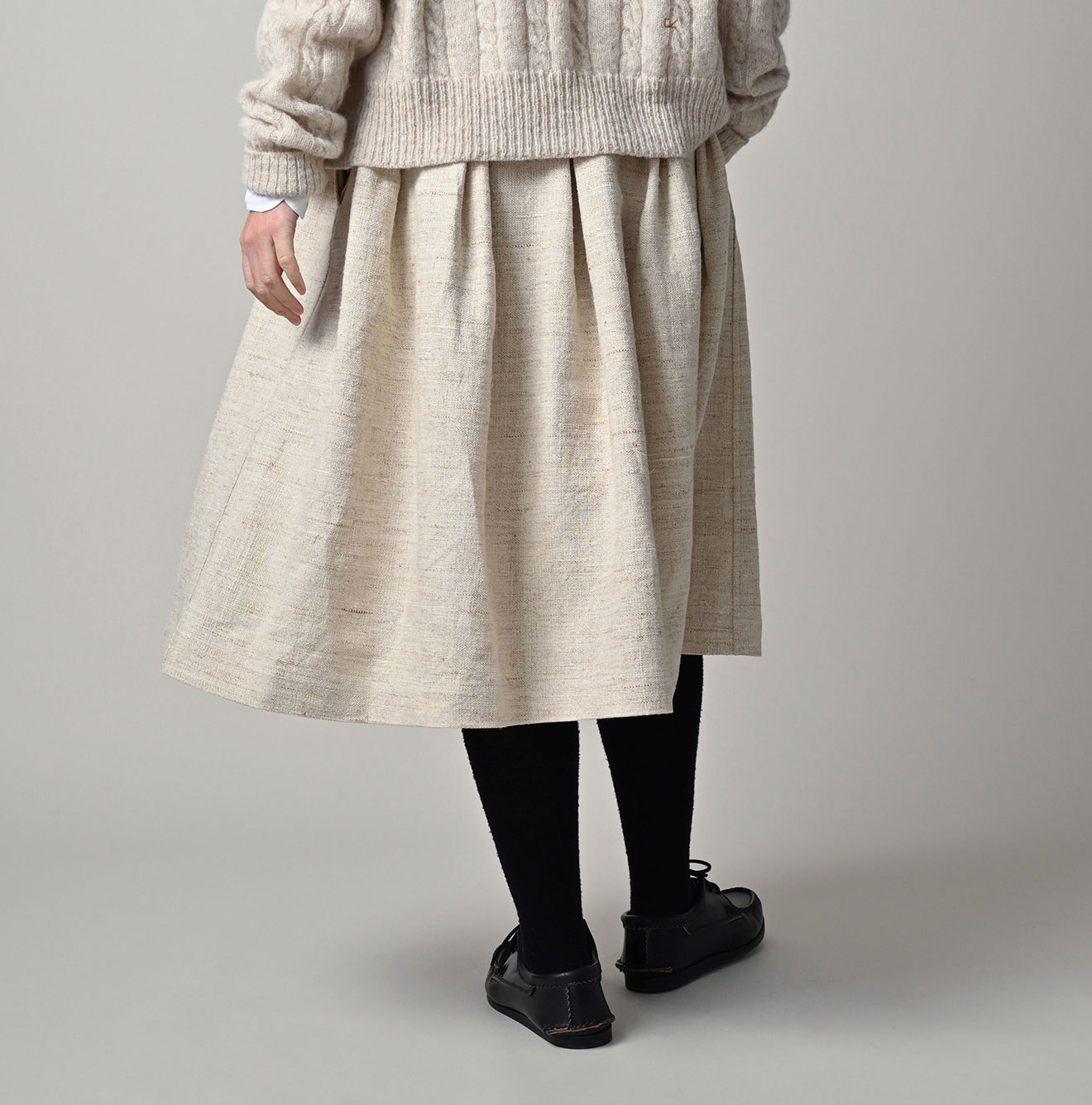 Cotton Linen Tweed Tuck Skirt Female Model