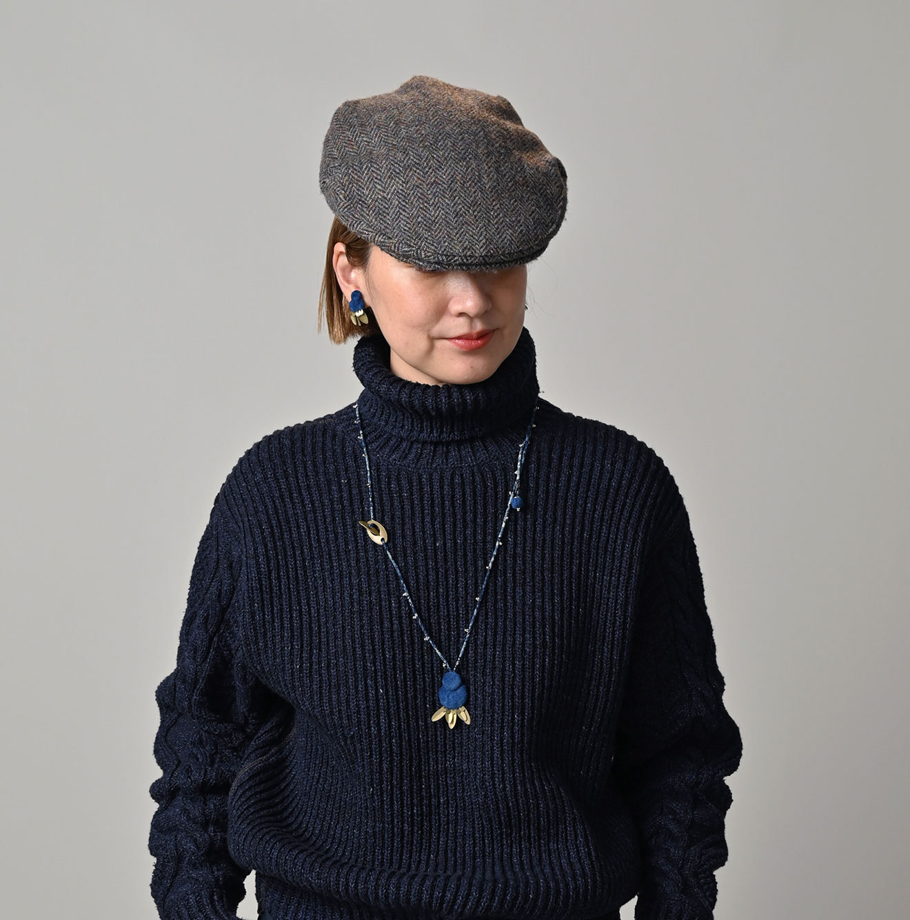 Ai Velvet Necklace Female Model