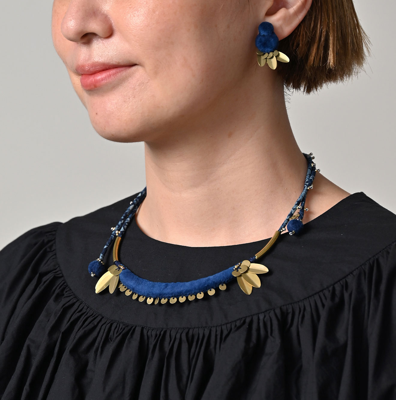 Ai Velvet Choker Female Model