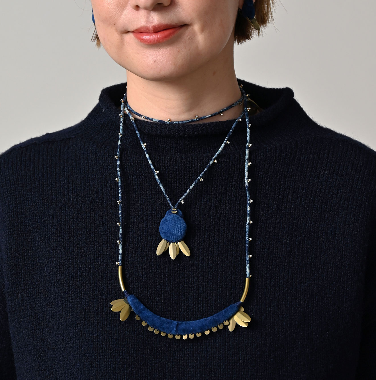 Ai Velvet Choker Female Model