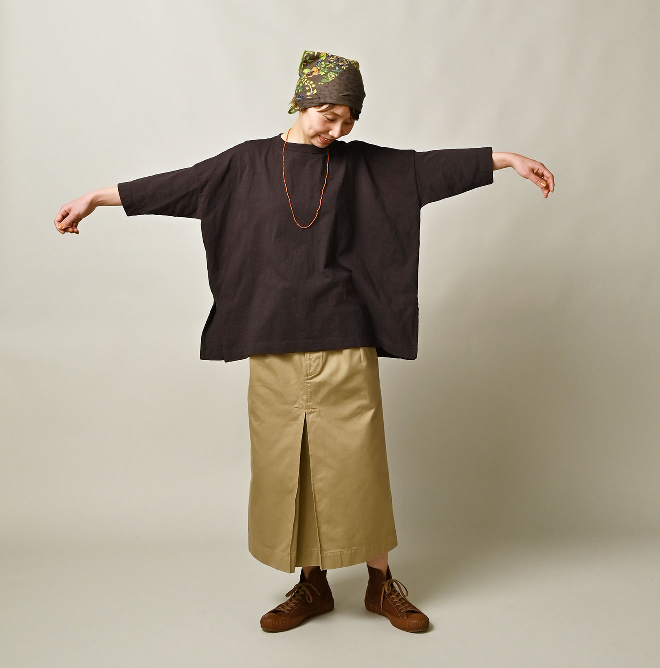 Tenjiku Big Slit T-shirt Female Model