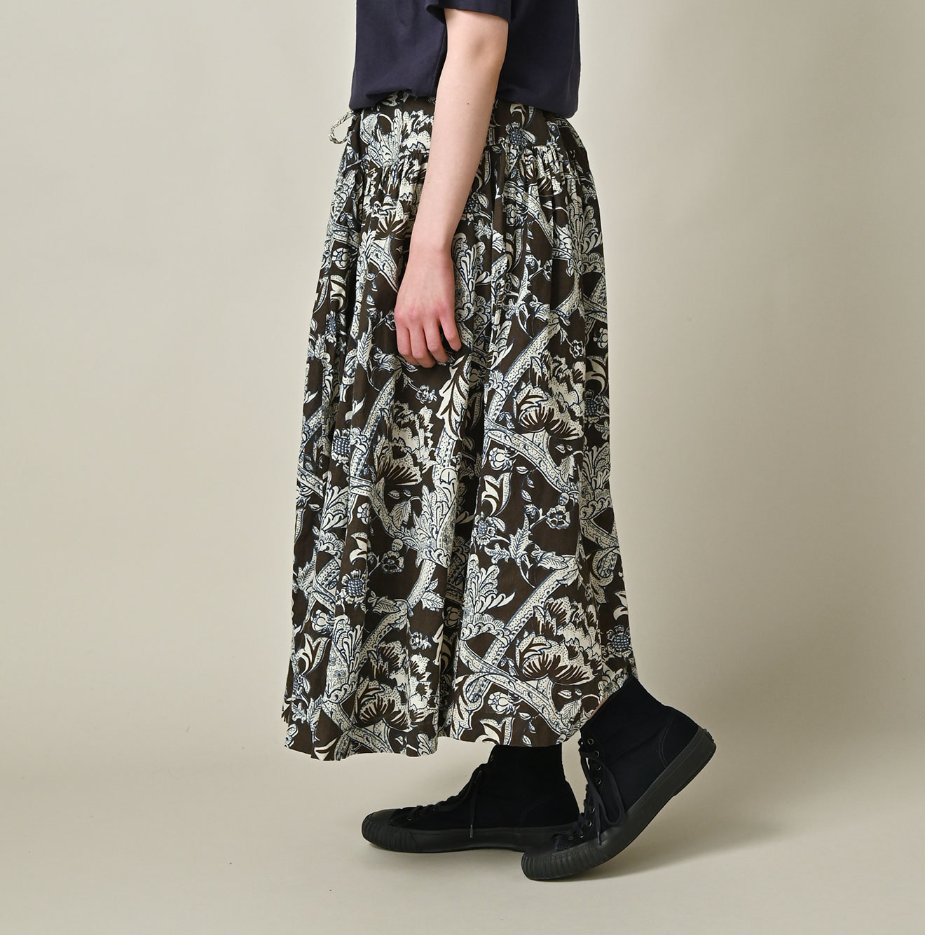 Indian Khadi Flower Sarasa Print Easy Gather Skirt Female Model