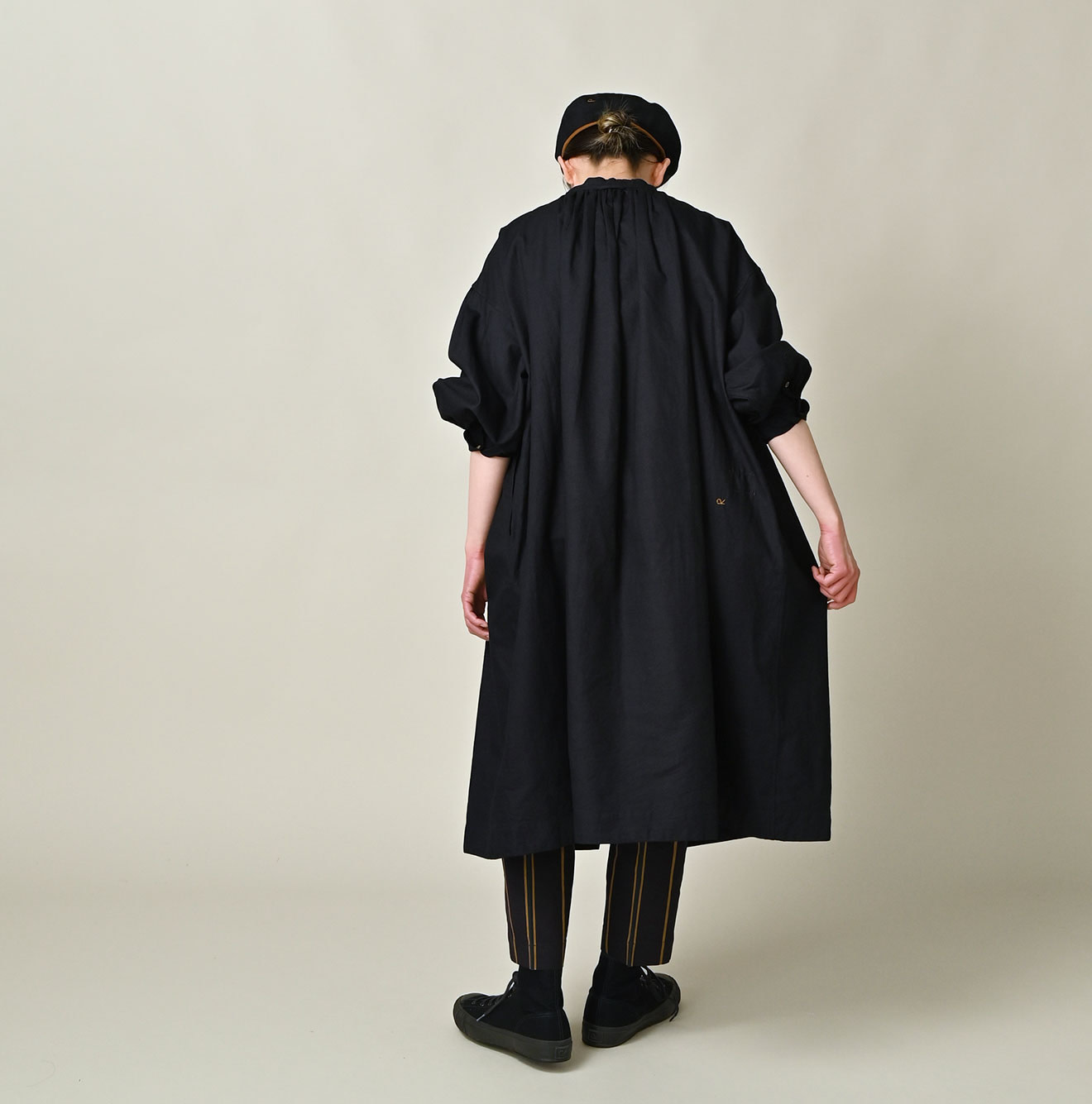 Indigo Supima OX Coupé Smock Female Model