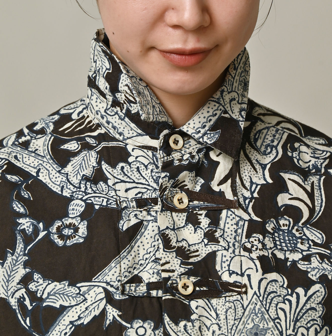 Indian Khadi Flower Sarasa Print 8-knot Shirt Detail