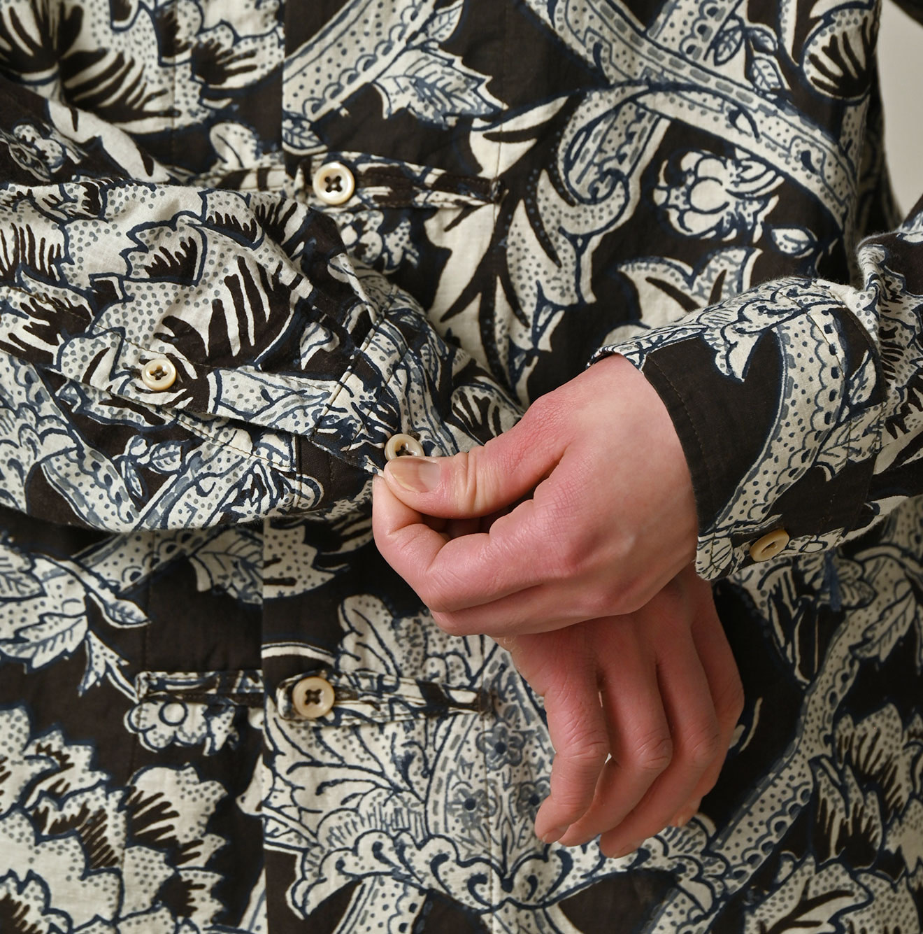 Indian Khadi Flower Sarasa Print 8-knot Shirt Detail
