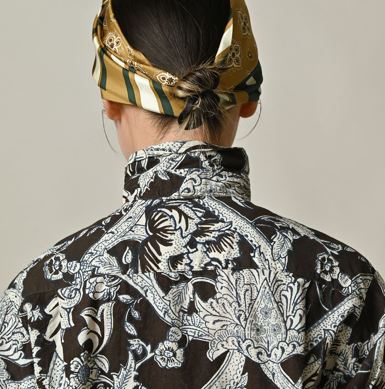 Indian Khadi Flower Sarasa Print 8-knot Shirt Detail