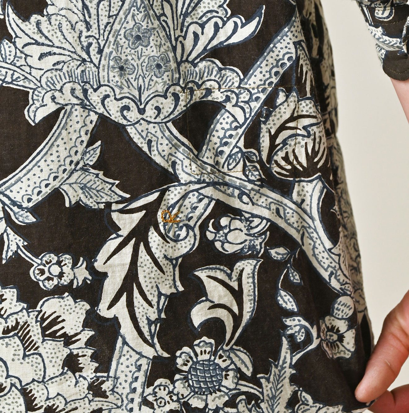 Indian Khadi Flower Sarasa Print 8-knot Shirt Detail