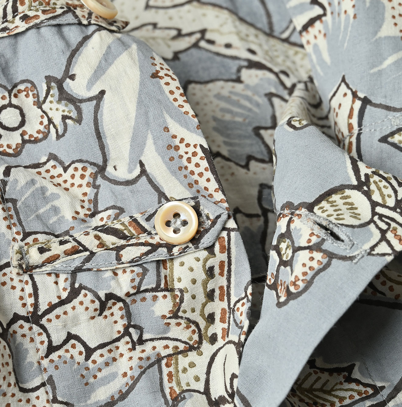 Indian Khadi Flower Sarasa Print 8-knot Shirt Detail