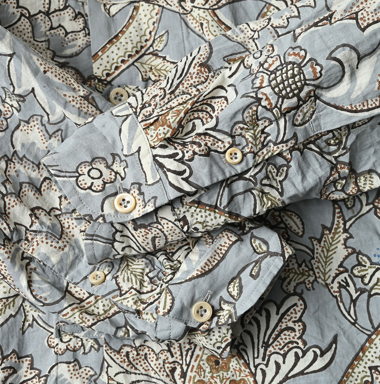 Indian Khadi Flower Sarasa Print 8-knot Shirt Detail