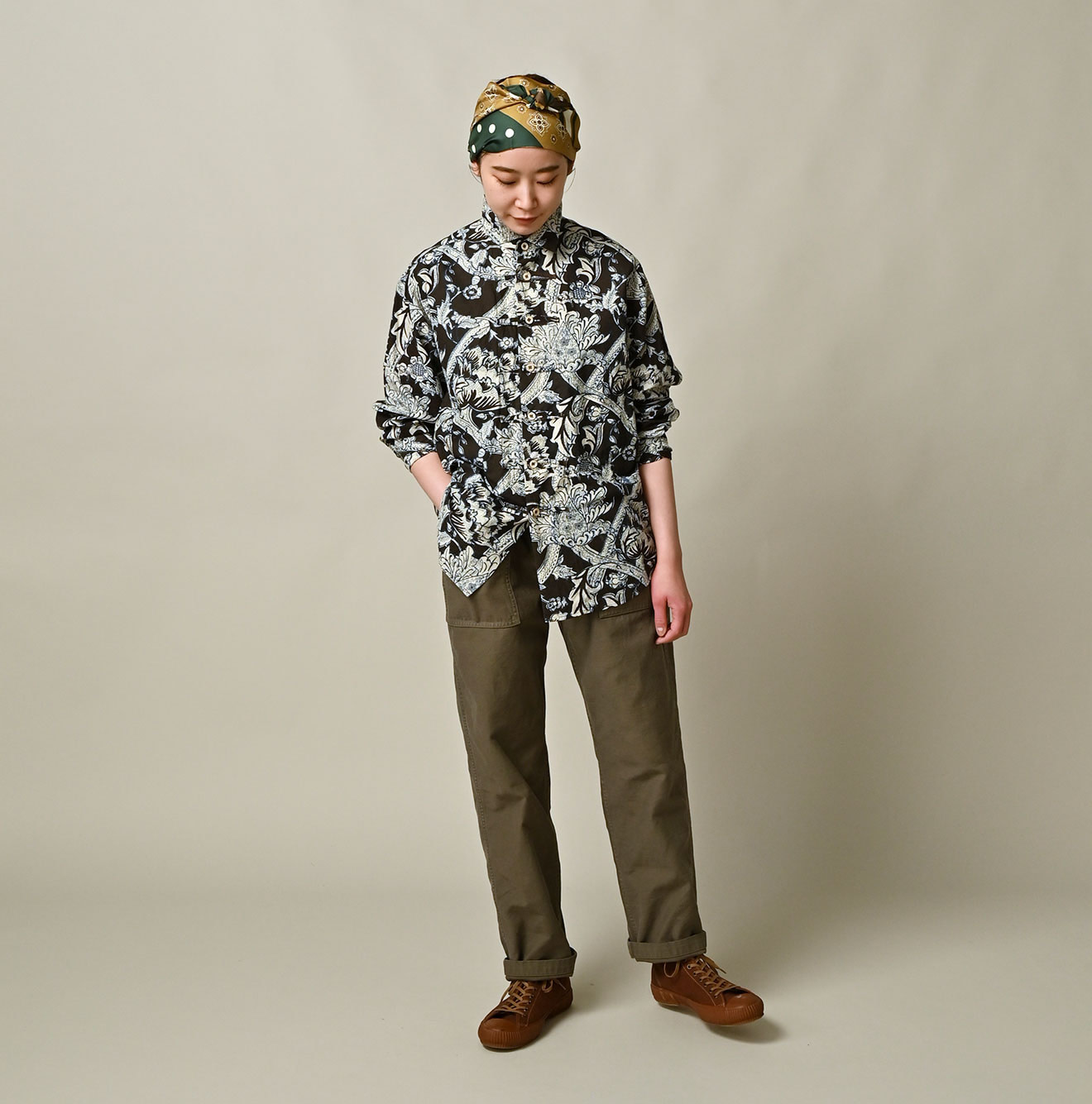 Indian Khadi Flower Sarasa Print 8-knot Shirt Female Model