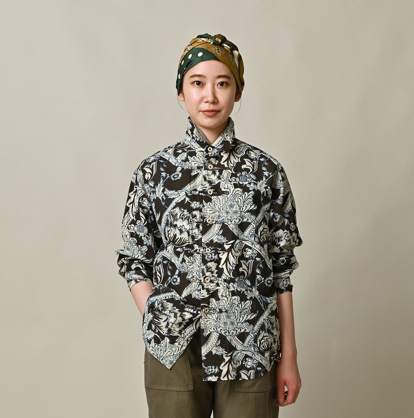Indian Khadi Flower Sarasa Print 8-knot Shirt Female Model