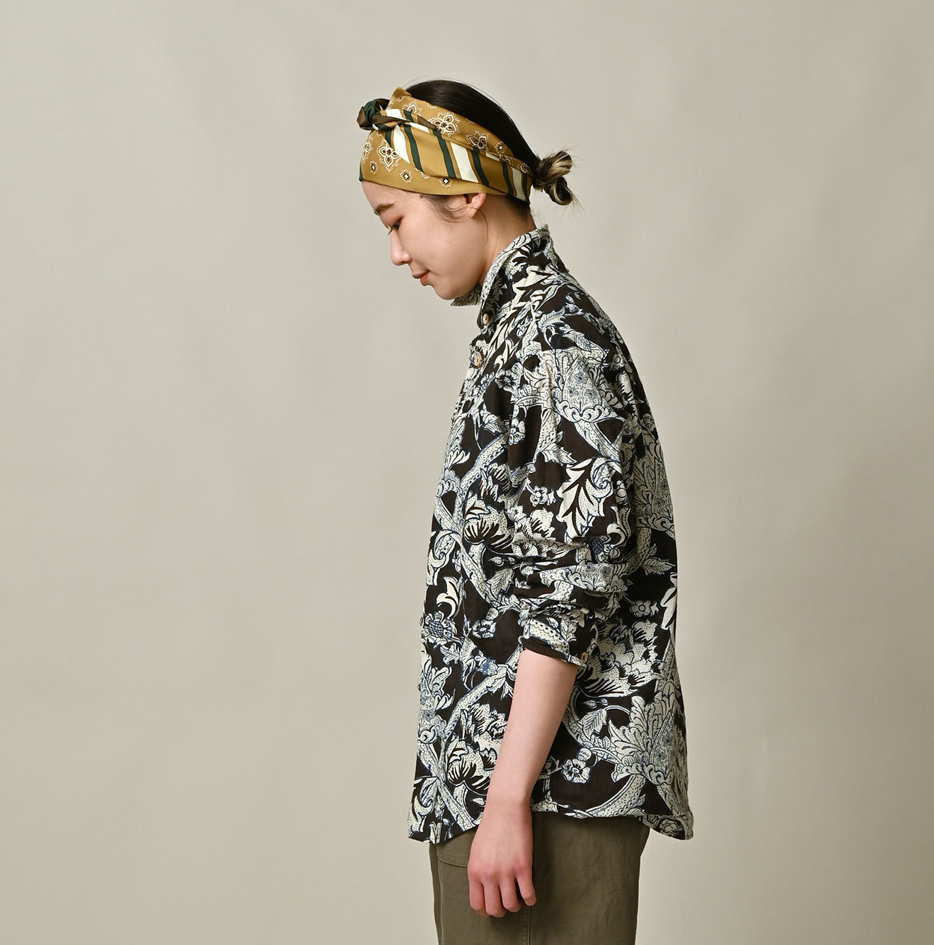 Indian Khadi Flower Sarasa Print 8-knot Shirt Female Model