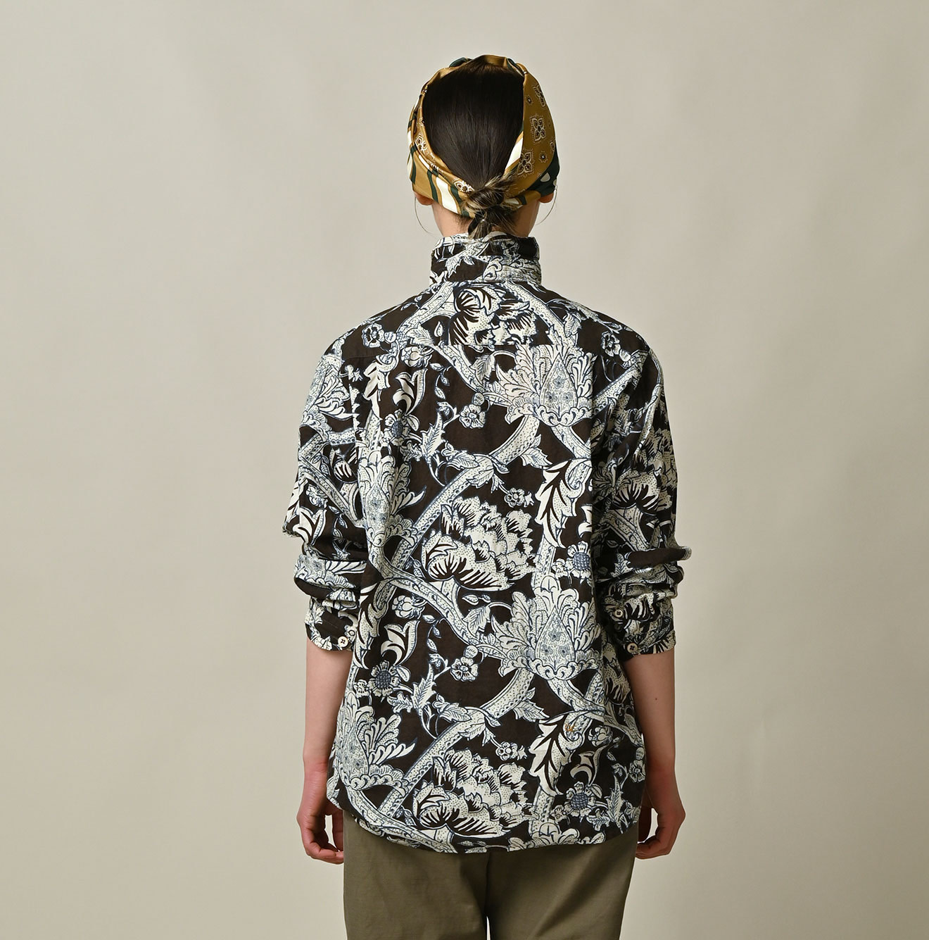 Indian Khadi Flower Sarasa Print 8-knot Shirt Female Model