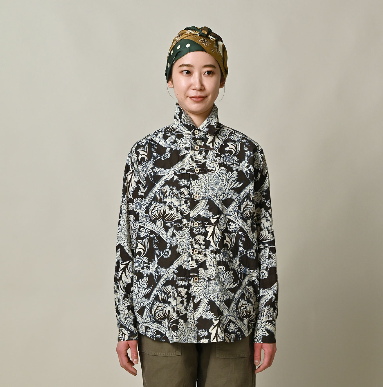 Indian Khadi Flower Sarasa Print 8-knot Shirt Female Model