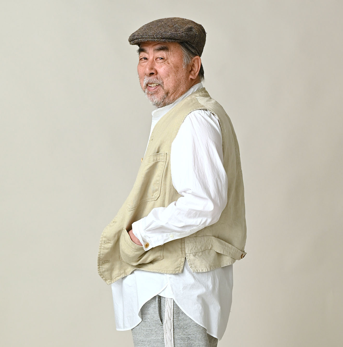 Linen Herringbone 908 Vest Male Model