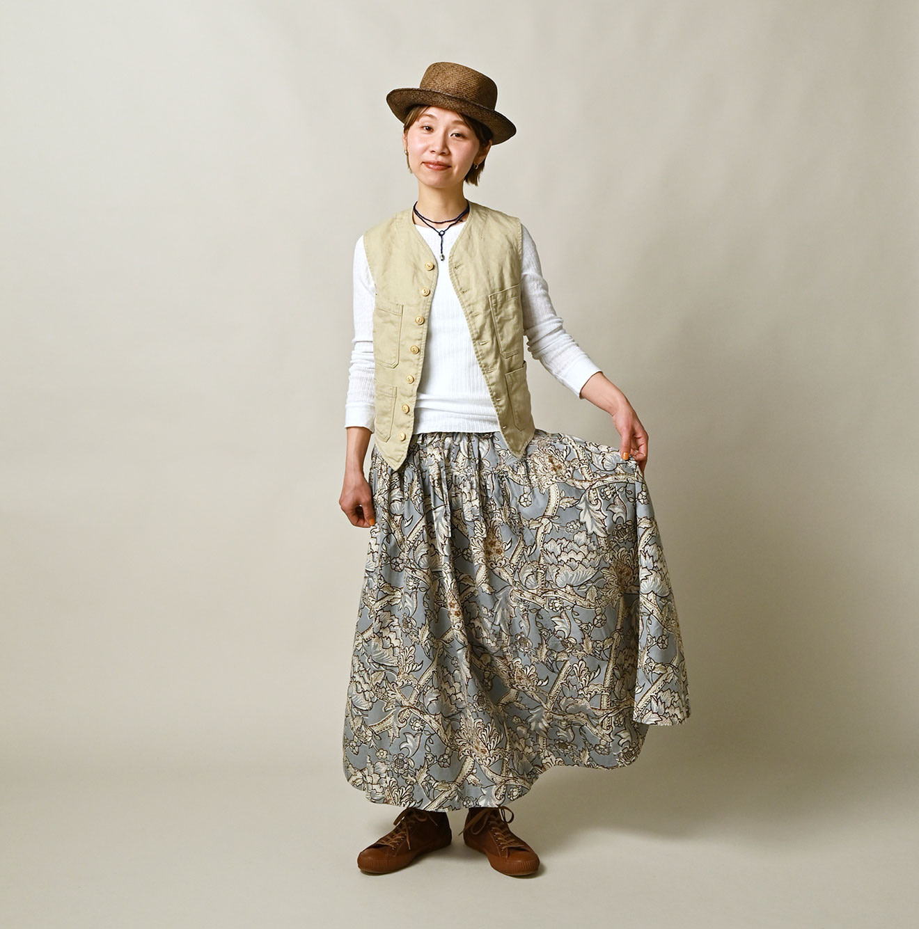 Linen Herringbone 908 Vest Female Model