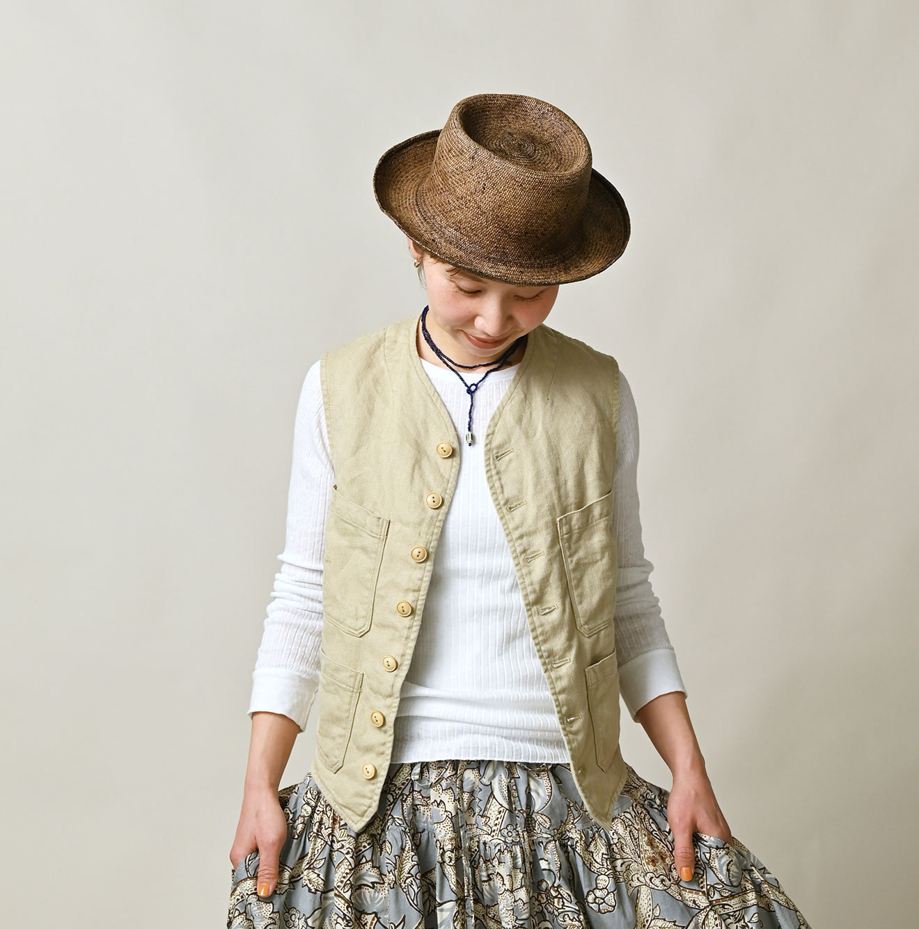 Linen Herringbone 908 Vest Female Model