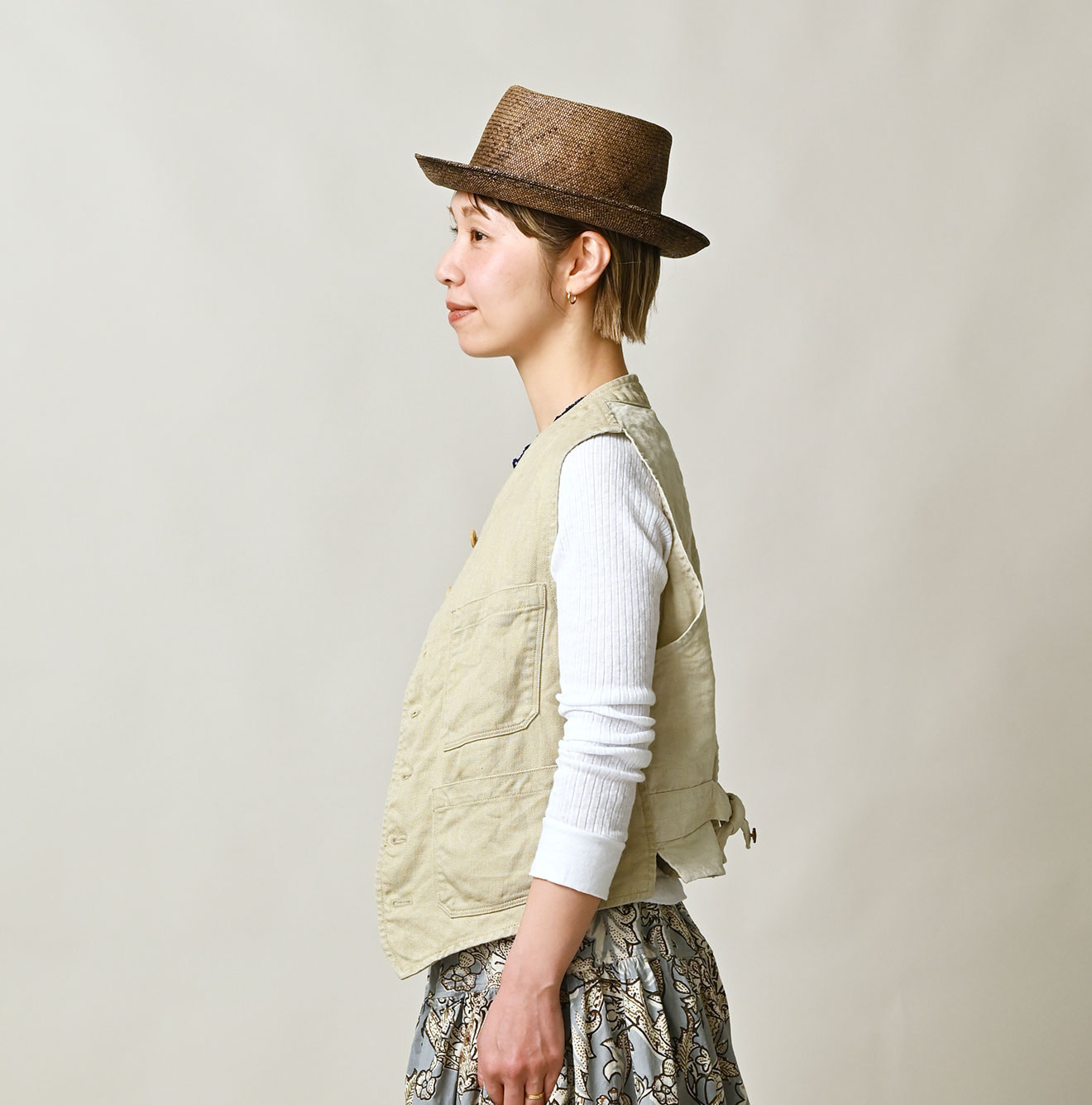 Linen Herringbone 908 Vest Female Model
