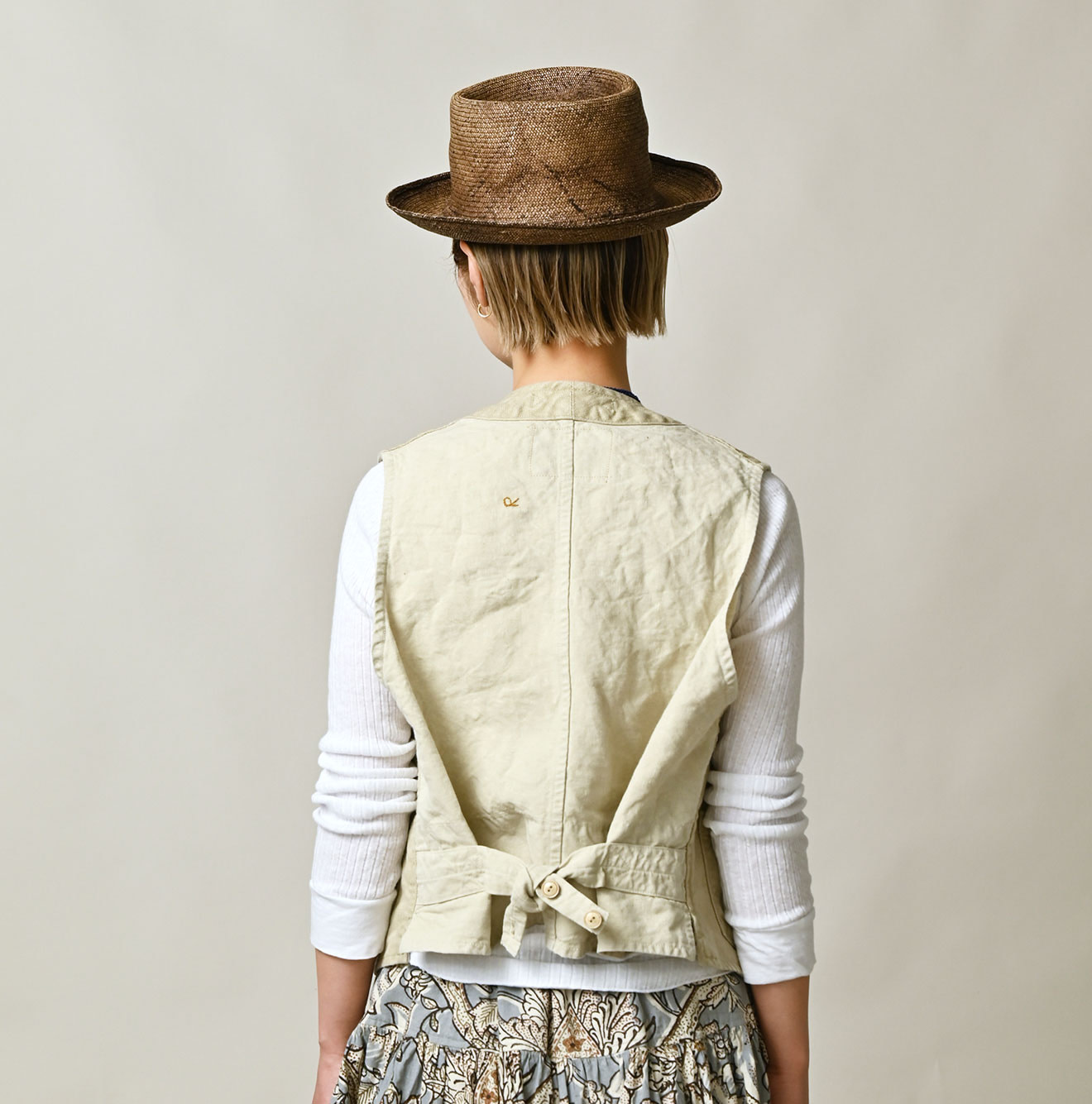 Linen Herringbone 908 Vest Female Model