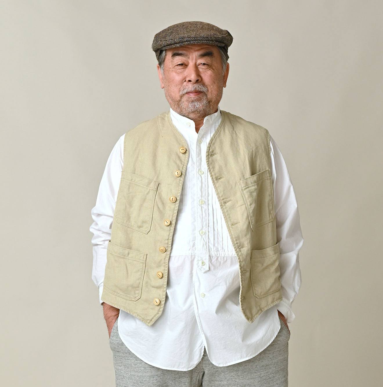 Linen Herringbone 908 Vest Male Model