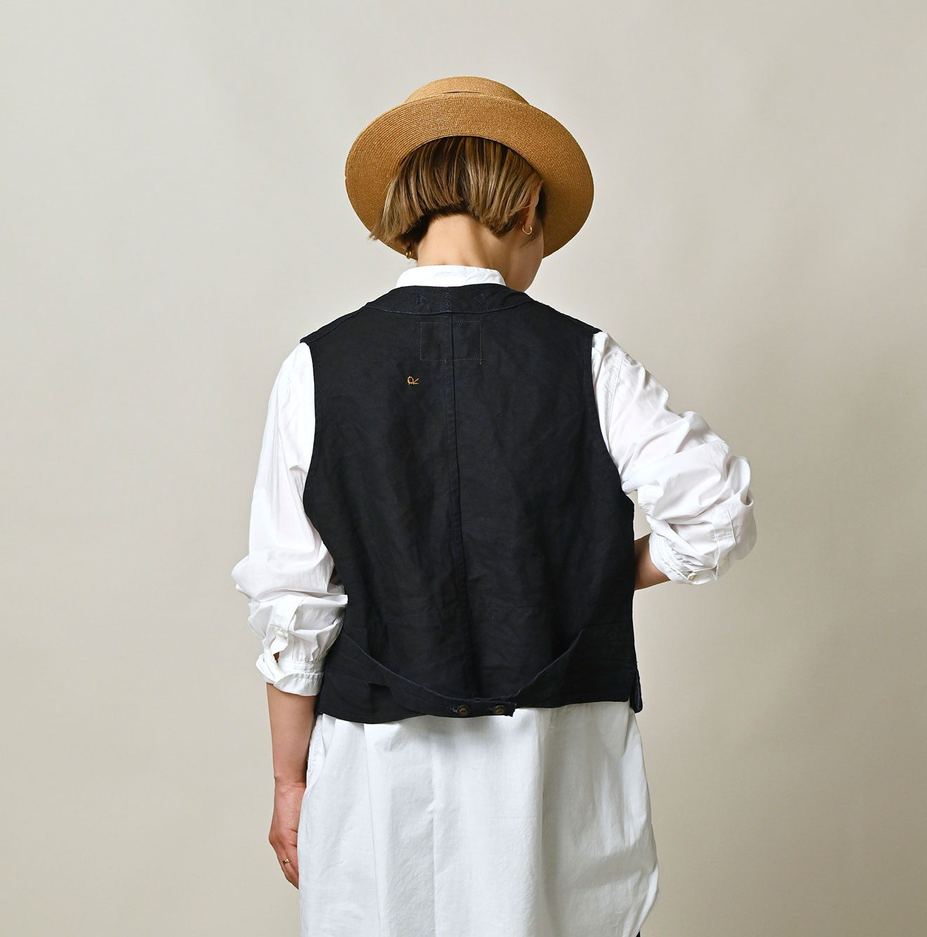 Indigo Linen Herringbone 908 Vest Female Model