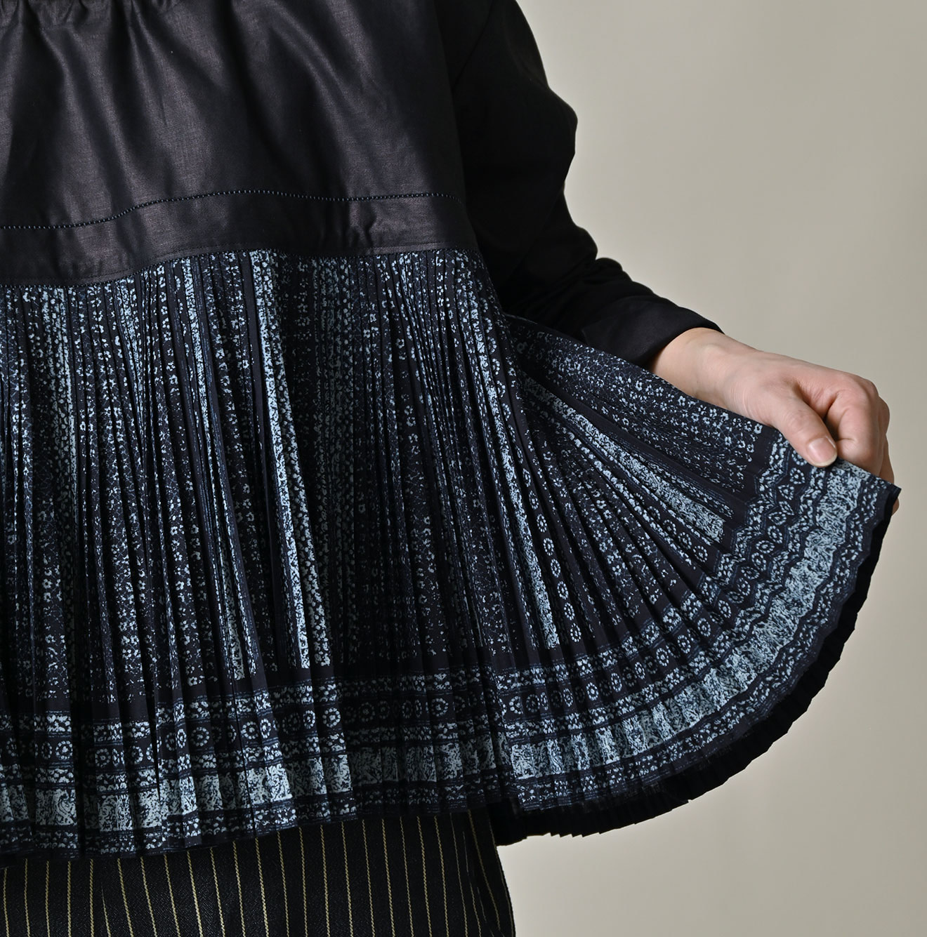 Indigo Discharge Print Aoi Sarasa Print Satin x Pleats Blouse Detail