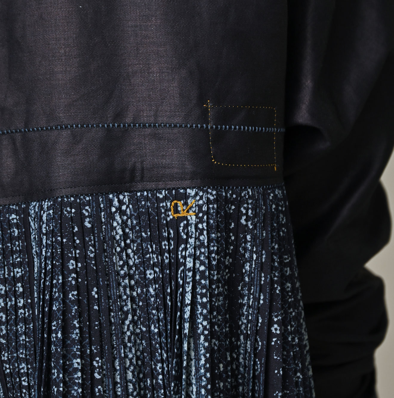 Indigo Discharge Print Aoi Sarasa Print Satin x Pleats Blouse Detail