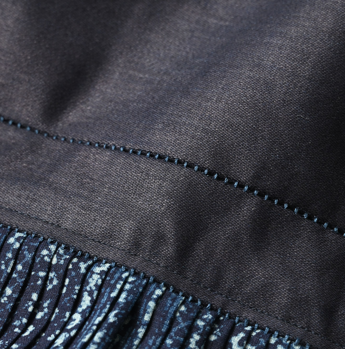 Indigo Discharge Print Aoi Sarasa Print Satin x Pleats Blouse Detail