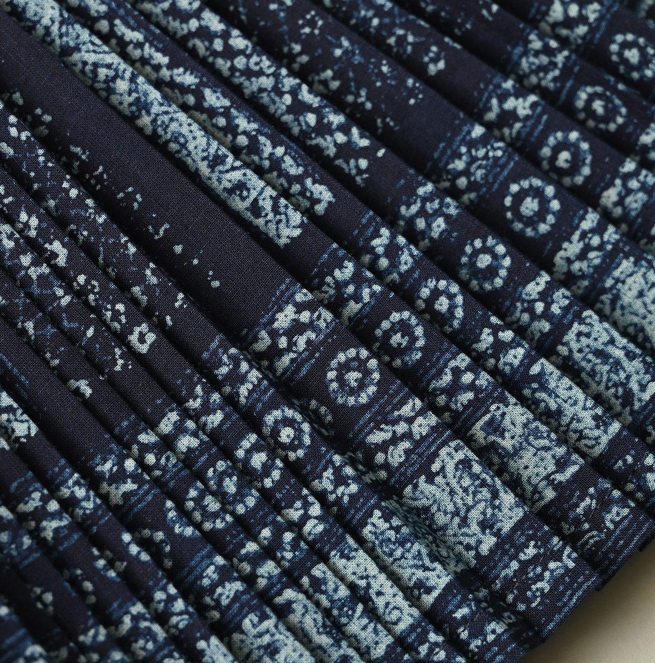 Indigo Discharge Print Aoi Sarasa Print Satin x Pleats Blouse Detail