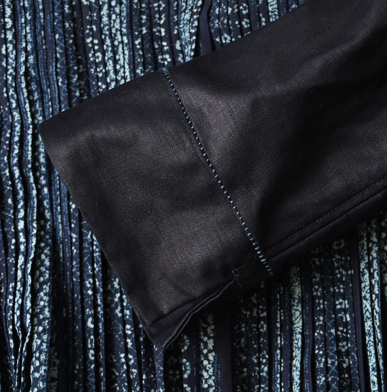 Indigo Discharge Print Aoi Sarasa Print Satin x Pleats Blouse Detail