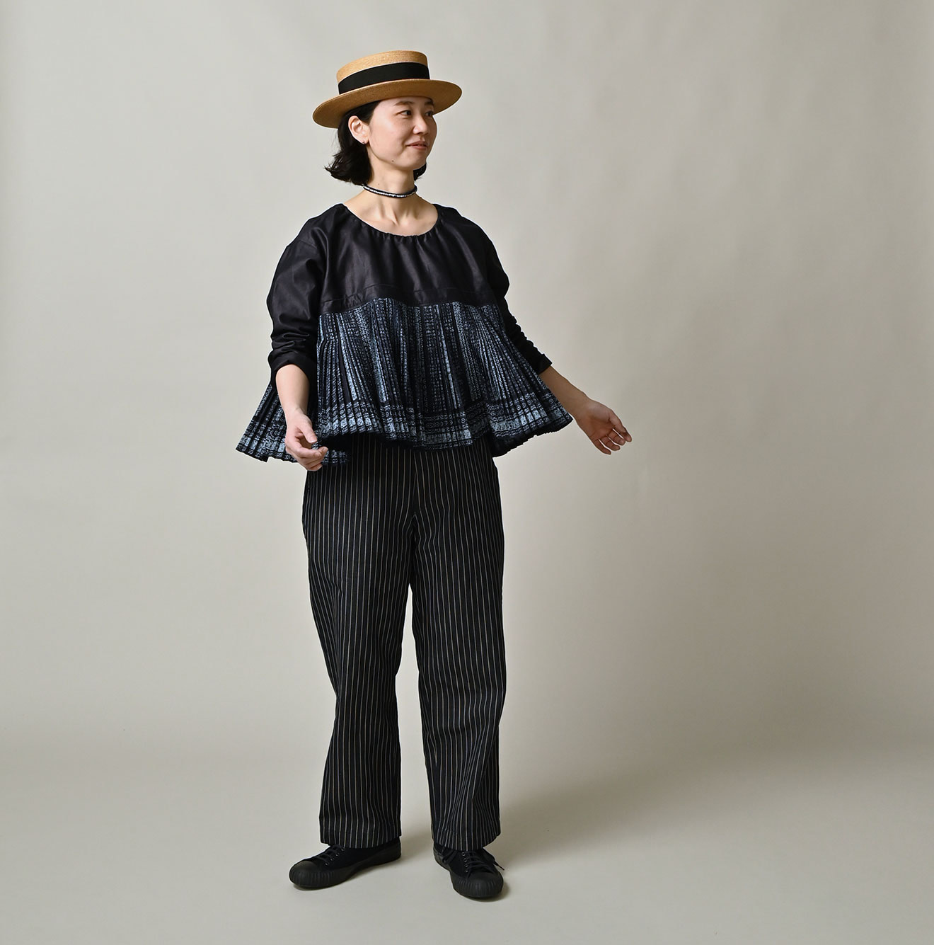 Indigo Discharge Print Aoi Sarasa Print Satin x Pleats Blouse Female Model