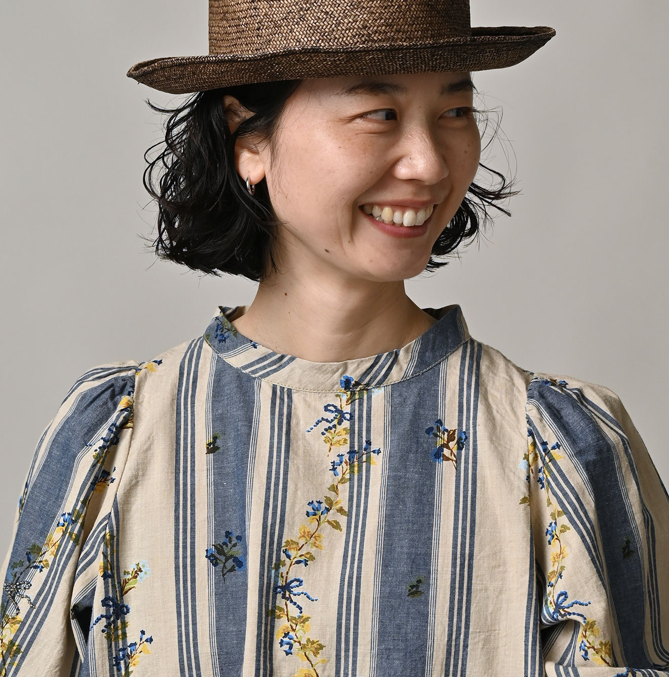 Indian Khadi OX SAIJIKI Poyon Puff Blouse Detail