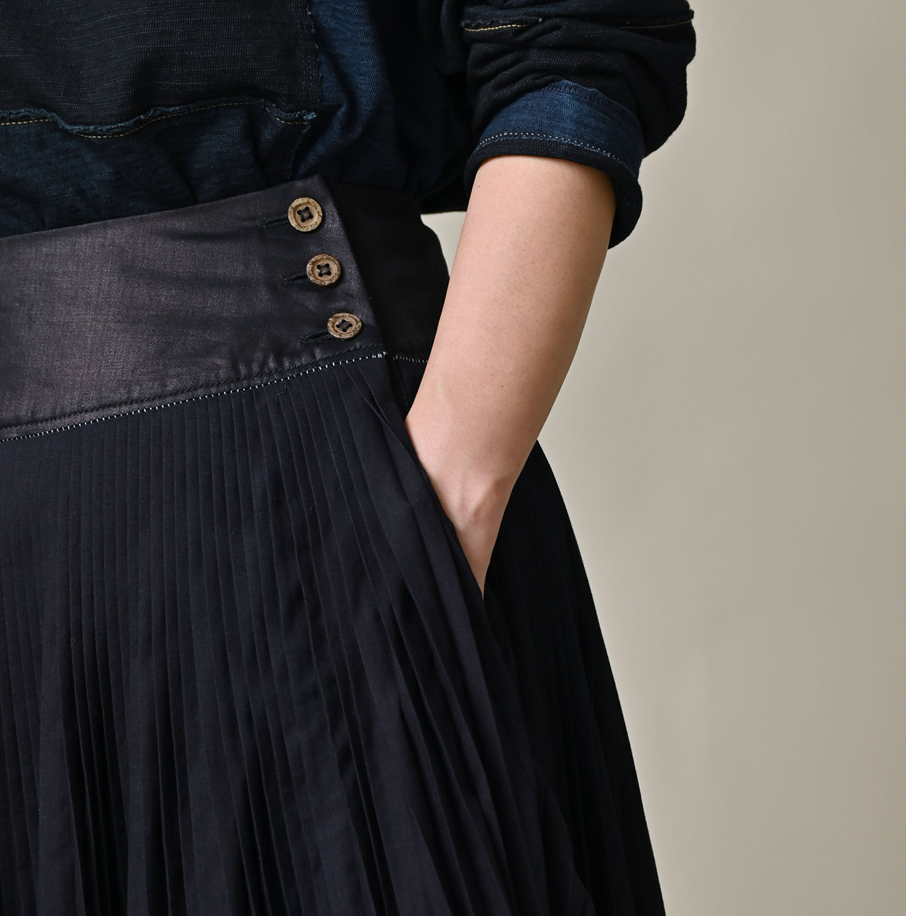 Indigo Discharge Print Aoi Sarasa Print Satin x Pleated Skirt Detail