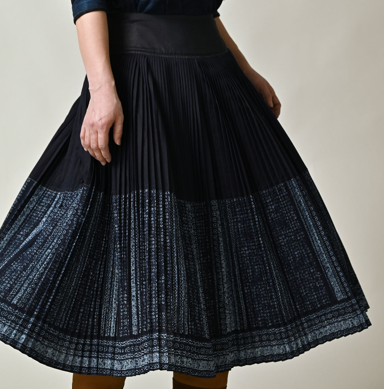 Indigo Discharge Print Aoi Sarasa Print Satin x Pleated Skirt Detail