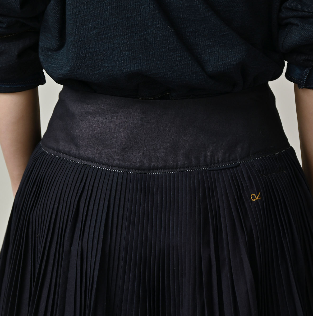 Indigo Discharge Print Aoi Sarasa Print Satin x Pleated Skirt Detail