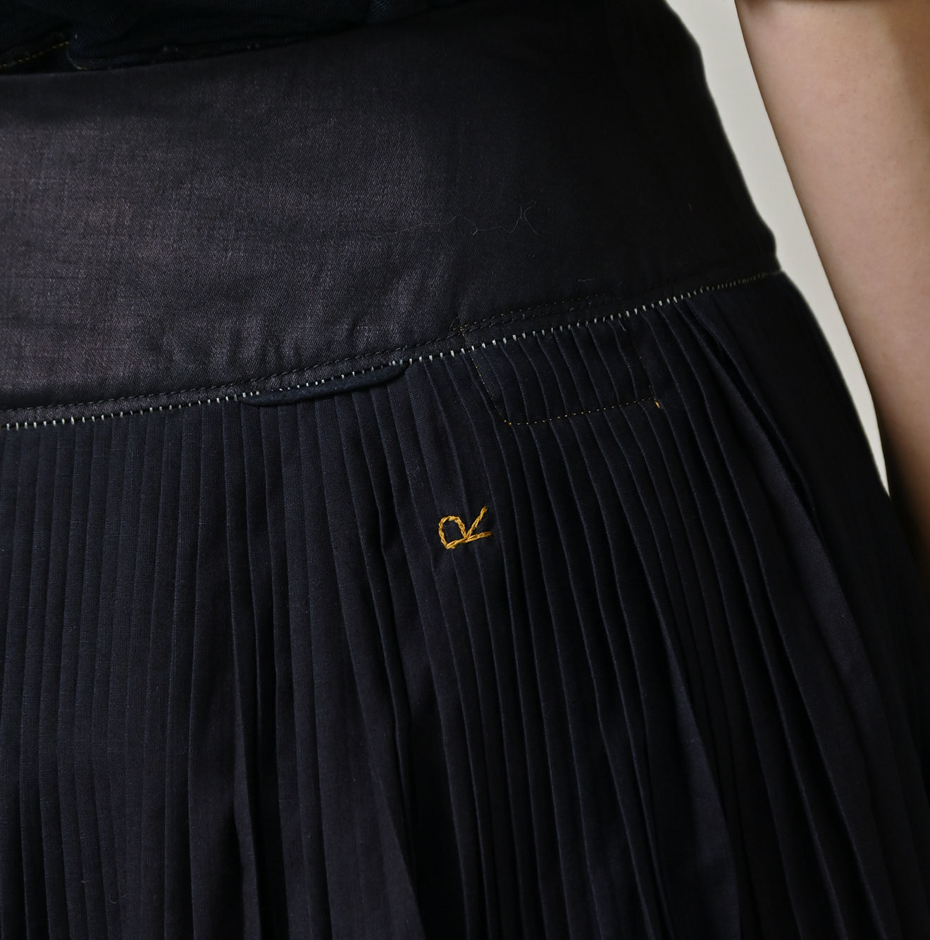 Indigo Discharge Print Aoi Sarasa Print Satin x Pleated Skirt Detail