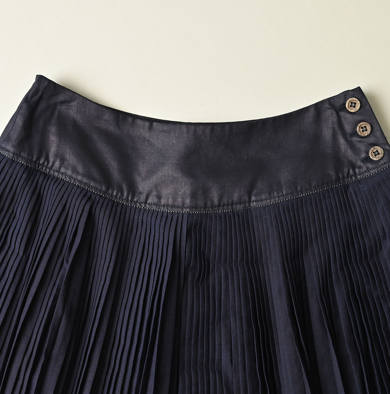 Indigo Discharge Print Aoi Sarasa Print Satin x Pleated Skirt Detail