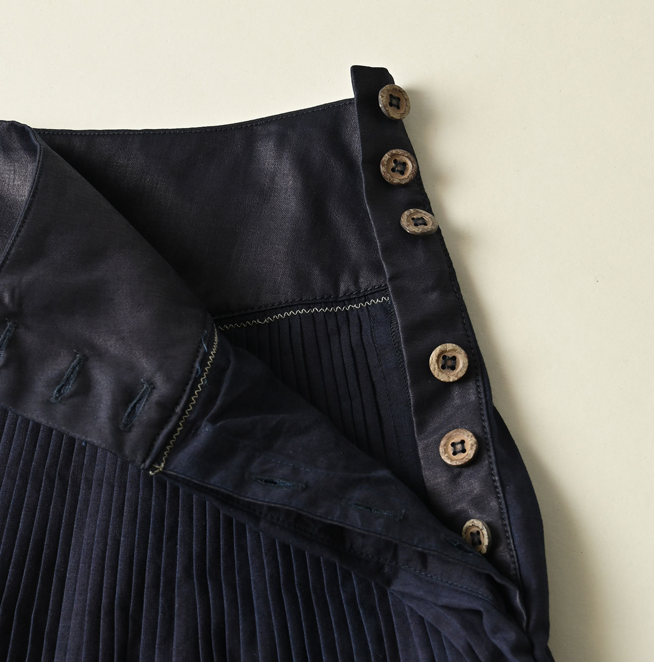 Indigo Discharge Print Aoi Sarasa Print Satin x Pleated Skirt Detail