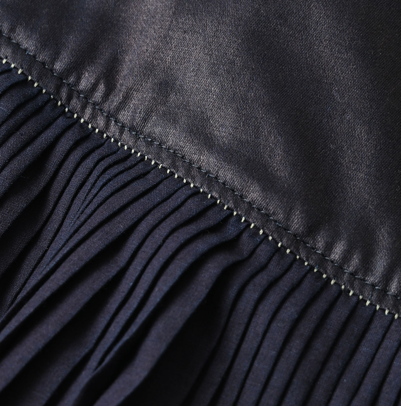 Indigo Discharge Print Aoi Sarasa Print Satin x Pleated Skirt Detail