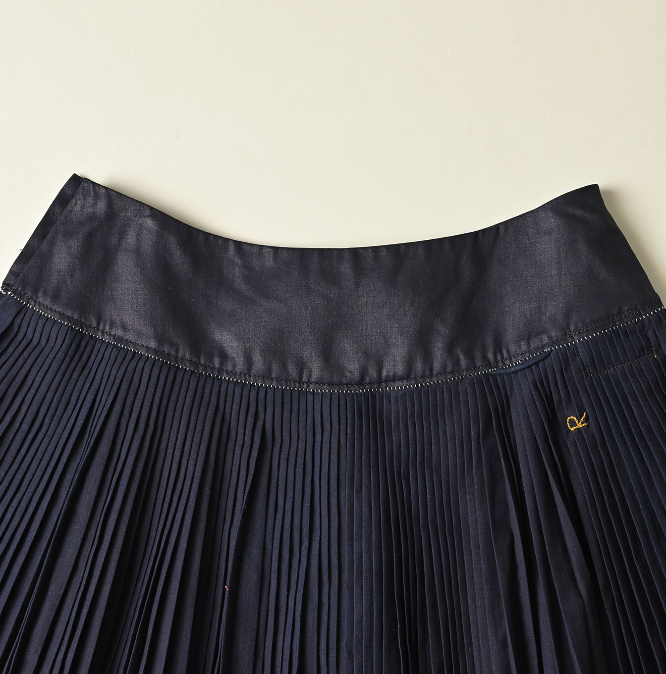 Indigo Discharge Print Aoi Sarasa Print Satin x Pleated Skirt Detail
