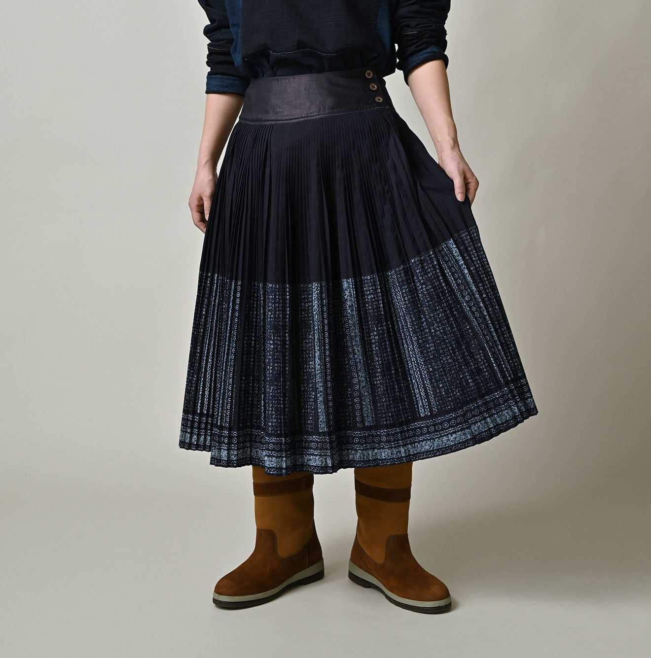 Indigo Discharge Print Aoi Sarasa Print Satin x Pleated Skirt Female Model