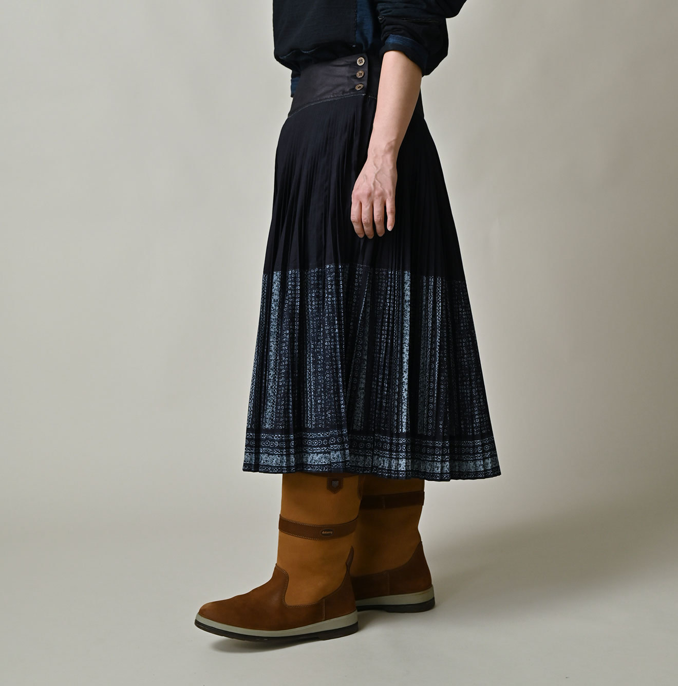 Indigo Discharge Print Aoi Sarasa Print Satin x Pleated Skirt Female Model