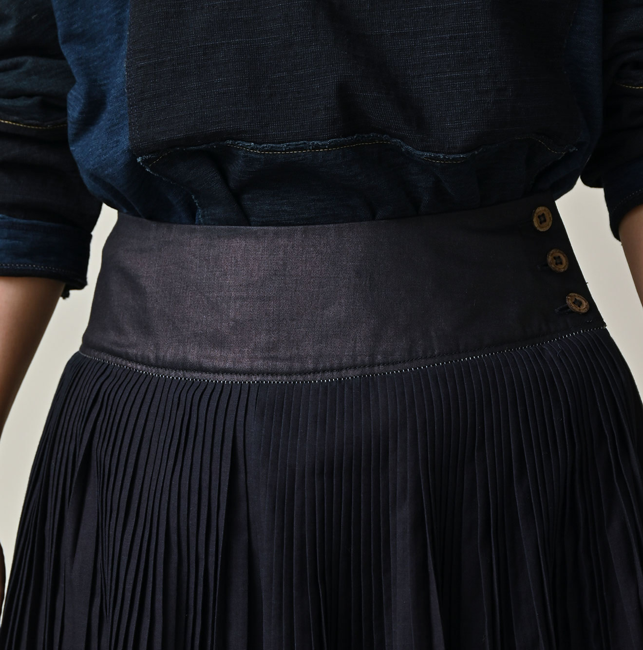 Indigo Discharge Print Aoi Sarasa Print Satin x Pleated Skirt Detail