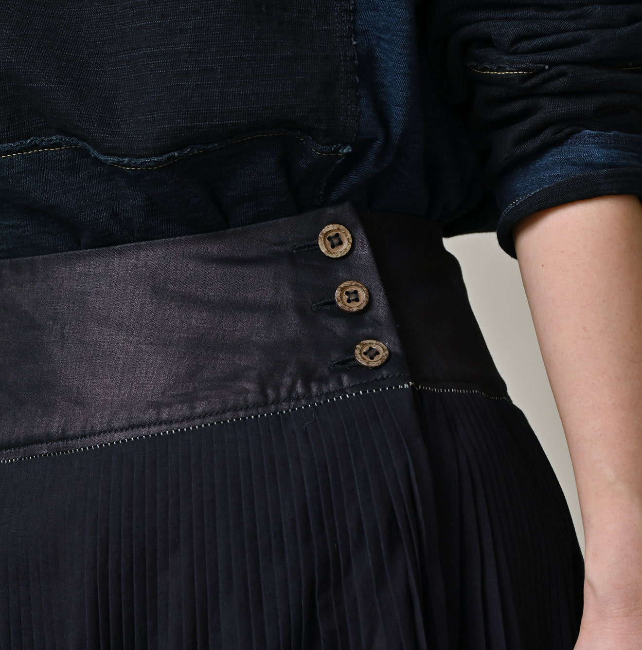 Indigo Discharge Print Aoi Sarasa Print Satin x Pleated Skirt Detail