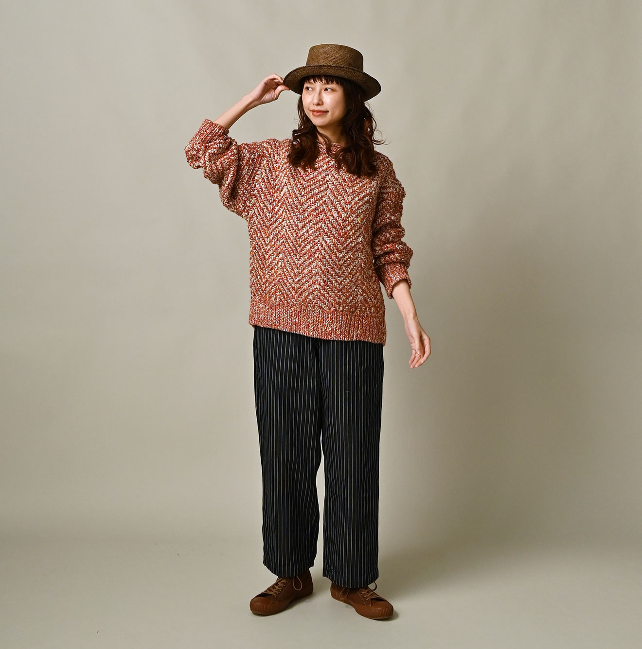 Linen Herringbone 908 Sweater Female Model