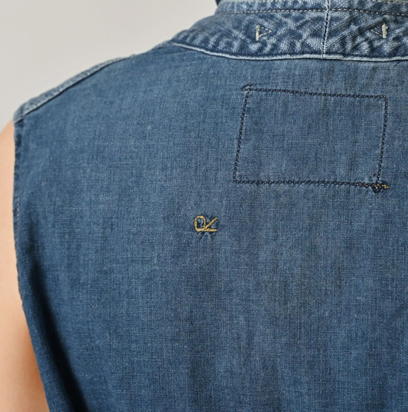 Mugihiko Frill Work Vest Zyu Detail