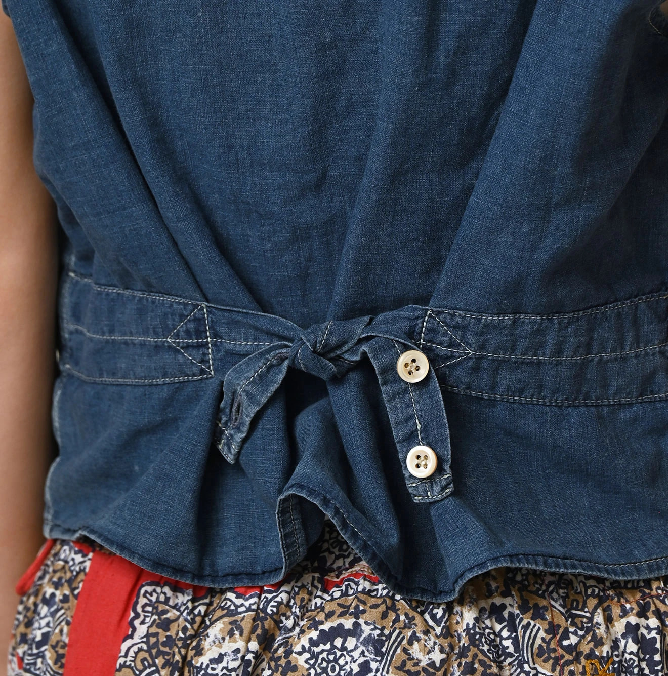 Mugihiko Frill Work Vest Zyu Detail